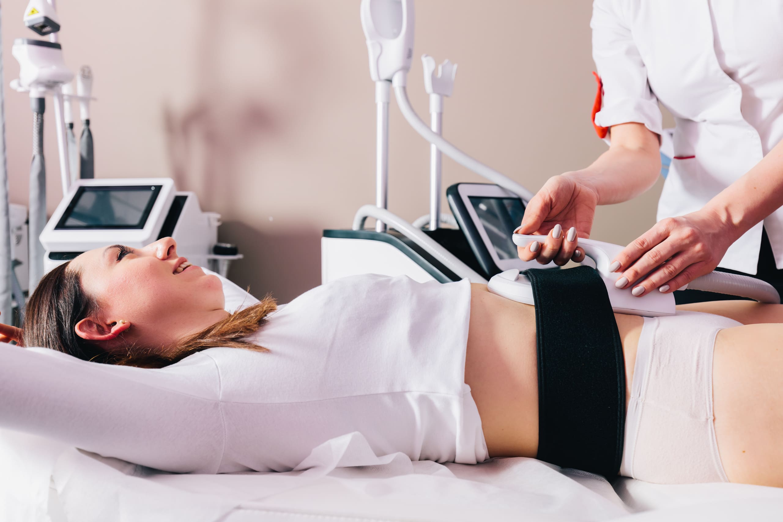 Woman Getting Body sculpting Evolve Body Remodeling Evolve Body Contouring Treatment | Coral Springs Med Spa in Coral Springs, FL